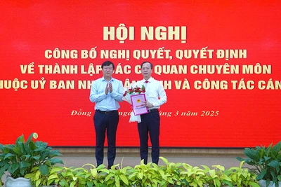 Ủy viên Trung ương Đảng, Bí thư Tỉnh ủy Đồng Tháp Lê Quốc Phong trao quyết định của Thủ tướng Chính phủ về việc giao quyền Chủ tịch Ủy ban nhân dân tỉnh Đồng Tháp cho ông Trần Trí Quang. (Ảnh: HỮU NGHĨA)