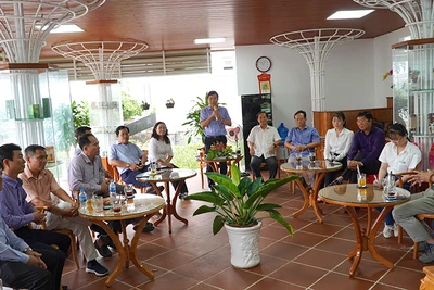 Chủ tịch Ủy ban nhân dân tỉnh Đồng Tháp Phạm Thiện Nghĩa phát biểu tại buổi “Cà-phê doanh nghiệp”.