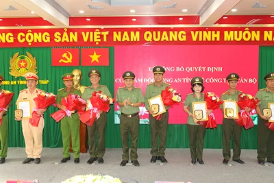 Đại tá Nguyễn Văn Hiểu, Giám đốc Công an tỉnh Đồng Tháp trao quyết định nghỉ công tác chờ hưu đối với các đồng chí lãnh đạo công an cấp phòng và cấp huyện. (Ảnh: TẤN ĐẠT)