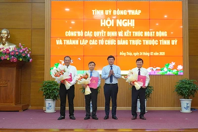 Bí thư Tỉnh ủy Đồng Tháp Lê Quốc Phong trao quyết định thành lập Đảng bộ các cơ quan Đảng tỉnh và công tác cán bộ. (Ảnh: HỮU NGHĨA)