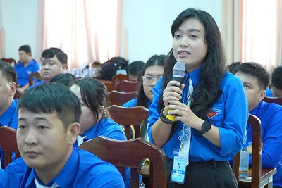 Đại biểu đặt câu hỏi đến lãnh đạo tỉnh Đồng Tháp. (Ảnh: HỮU NGHĨA)