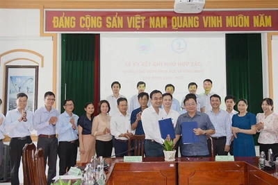 Đại diện 2 đơn vị ký kết kế hoạch phối hợp hoạt động khoa học và công nghệ.