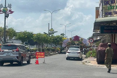 Rạp nằm giữa đoạn đường, chặn kín khiến người dân không còn lối đi lại trên đoạn đường này. Ảnh: HỮU NGHĨA