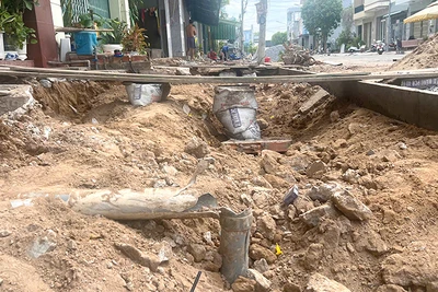 Những thanh ván được lắp đặt tạm làm phương tiện lên xuống từ cửa nhà dân ra đường lộ trông mất an toàn. (Ảnh: HỮU NGHĨA)