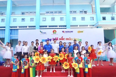 Thiếu nhi chụp ảnh lưu niệm cùng lãnh đạo Hội đồng Đội Trung ương, lãnh đạo tỉnh, thành phố Sa Đéc.