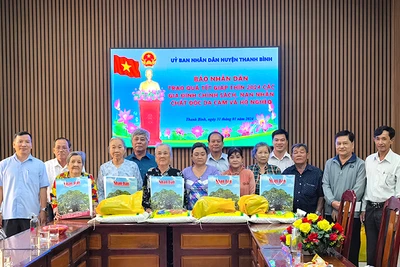 Đại diện Báo Nhân Dân, Sở Lao động-Thương binh và Xã hội tỉnh Đồng Tháp cùng chính quyền địa phương trao tặng quà Tết.