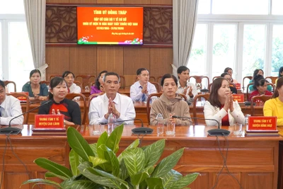 Đại biểu tham dự buổi gặp gỡ. (Ảnh: HỮU NGHĨA)