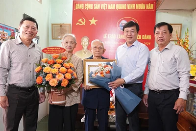 Bí thư Tỉnh ủy Đồng Tháp Lê Quốc Phong trao Huy hiệu 75 năm tuổi Đảng tặng đảng viên Lê Văn Nhở.