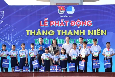 Lãnh đạo tỉnh Đồng Tháp trao quà cho thiếu nhi hoàn cảnh khó khăn, vượt khó. (Ảnh: NHƯ ANH)