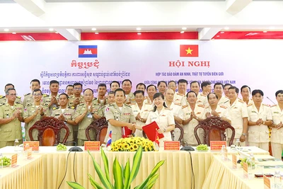 Đại tá Võ Thị Hoài Ngọc, Phó Giám đốc phụ trách Công an tỉnh Đồng Tháp và Trung tướng Chhoeu Bunchhorn, Trưởng ty Công an tỉnh Prey Veng ký kết biên bản hợp tác. (Ảnh: Công an Đồng Tháp)