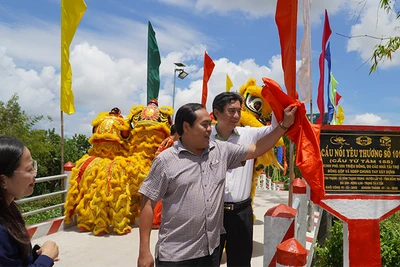 Nghi thức khánh thành Cầu nối yêu thương số 101, tại ấp Tân Thạnh, xã Bình Thạnh Trung, huyện Lấp Vò. (Ảnh: HỮU NGHĨA)