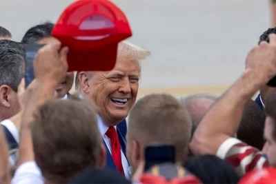 Ông Donald Trump chào những người ủng hộ ông tại sân bay Wayne ở bang Michigan, ngày 20/8/2024. (Ảnh: Reuters)