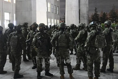 Cảnh sát được triển khai bên ngoài Tòa nhà Quốc hội Hàn Quốc ở Seoul, ngày 4/12/2024, sau khi lệnh thiết quân luật được ban bố. (Ảnh: Kyodo/TTXVN)