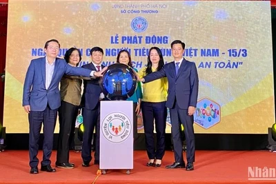 Các đại biểu nhấn nút phát động Chương trình “Hành động vì quyền lợi người tiêu dùng” năm 2024.