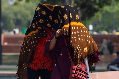 Người dân di chuyển dưới thời tiết nắng nóng tại New Delhi, Ấn Độ, ngày 15/5/2023. (Ảnh: Reuters)