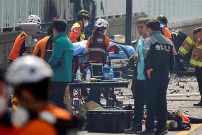 Lực lượng khẩn cấp đưa thi thể nạn nhân ra khỏi hiện trường. (Ảnh: Reuters)