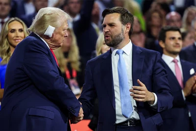 Ông Donald Trump bắt tay ông J.D. Vance khi tới dự Đại hội toàn quốc đảng Cộng hòa tại thành phố Milwaukee, bang Wisconsin, ngày 15/7/2024. (Ảnh: Reuters)