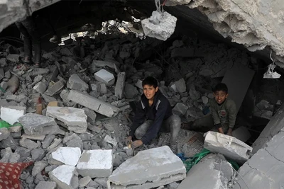 Cảnh đổ nát sau các cuộc không kích của Israel tại Khan Younis, Dải Gaza. (Ảnh: THX/TTXVN)