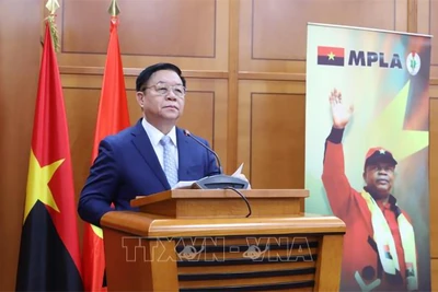 Đồng chí Nguyễn Trọng Nghĩa phát biểu tại Hội thảo.