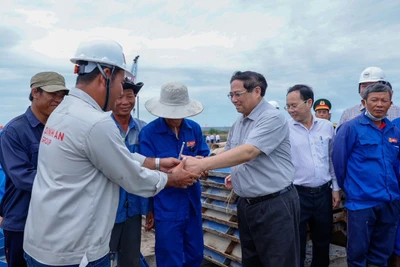 Thủ tướng Phạm Minh Chính thị sát, kiểm tra Dự án cao tốc Châu Đốc-Cần Thơ-Sóc Trăng