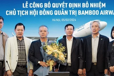 Tân Chủ tịch Hội đồng quản trị Bamboo Airways Phan Đình Tuệ (thứ ba từ trái sang) nhận hoa chúc mừng từ các thành viên Hội đồng quản trị và Ban Tổng Giám đốc.