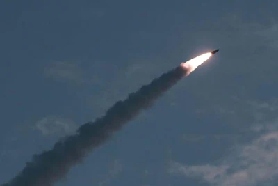 Một vụ phóng thử tên lửa đạn đạo tầm ngắn tại địa điểm bí mật của Triều Tiên. (Ảnh: AFP/TTXVN)