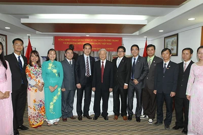 Tổng Bí thư Nguyễn Phú Trọng đến thăm Đại sứ quán và nói chuyện thân mật với đại diện cộng đồng người Việt Nam tại Hàn Quốc, ngày 1/20/2014. (Ảnh: TTXVN)