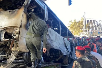 Lực lượng an ninh kiểm tra hiện trường vụ đánh bom nhằm vào xe buýt quân sự ở trung tâm Damascus (Syria), ngày 20/10/2021. (Ảnh: Reuters)