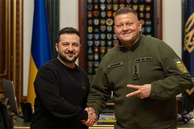 Tổng thống Ukraine Volodymyr Zelensky và ông Valery Zaluzhny tại Kiev, ngày 8/2/2024. Ảnh: REUTERS