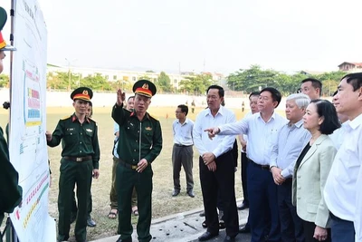 Đồng chí Trương Thị Mai cùng các thành viên đoàn công tác kiểm tra công tác chuẩn bị diễu binh diễu hành tại Sân vận động tỉnh Điện Biên.