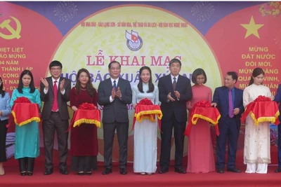 Đại diện lãnh đạo tỉnh Lạng Sơn tham gia cắt băng khai mạc Hội báo Xuân Giáp Thìn năm 2024.