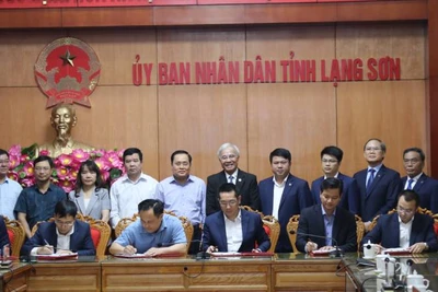 Đại diện lãnh đạo Ủy ban nhân dân tỉnh Lạng Sơn và liên doanh nhà đầu tư ký kết Hợp đồng BOT dự án cao tốc cửa khẩu Hữu Nghị-Chi Lăng.
