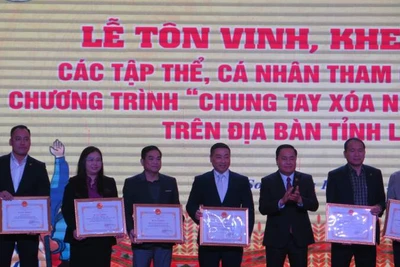 Đồng chí Hồ Tiến Thiệu, Chủ tịch Ủy ban nhân dân tỉnh Lạng Sơn trao bằng khen của Ủy ban nhân dân tỉnh cho các đơn vị cơ quan, doanh nghiệp. 