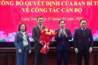 Lãnh đạo Tỉnh ủy, Hội đồng nhân dân, Ủy ban nhân dân tỉnh Lạng Sơn tặng hoa chúc mừng tân Phó Bí thư Tỉnh ủy, đồng chí Nguyễn Cảnh Toàn.