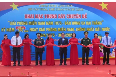 Đại diện lãnh đạo các cơ quan, ban, ngành của tỉnh cắt băng khai mạc trưng bày chuyên đề: Giải phóng miền nam năm 1975 - Bản hùng ca đại thắng". 