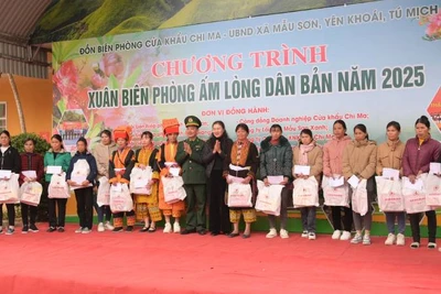 Bộ đội Biên phòng Lạng Sơn tặng quà cho các hộ gia đình khó khăn tại Chương trình: "Xuân biên phòng - Ấm lòng dân bản".