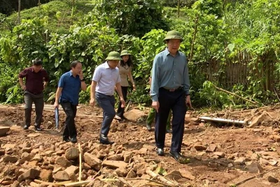 Đoàn công tác do đồng chí Mai văn Chính, Trưởng Ban Dân vận Trung ương đến thăm, kiểm tra khắc phục hậu quả bão số 3 ở thôn Làng Bu 1, xã Lâm Sơn, huyện Chi Lăng, tỉnh Lạng Sơn.