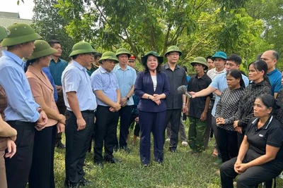 Phó Chủ tịch nước Võ Thị Ánh Xuân thăm hỏi, động viên người dân ở thôn Đồng Bụt, xã Yên Bình, huyện Hữu Lũng, tỉnh Lạng Sơn.