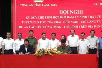 Đại diện lãnh đạo công an tỉnh Lạng Sơn và lãnh đạo Tập đoàn Đèo cả tham gia ký quy chế phối hợp.