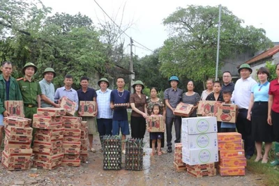 Đại diện lãnh đạo Ủy ban Mặt trận Tổ quốc Việt Nam tỉnh Lạng Sơn đến thăm, hỗ trợ nhu yếu phẩm cho người dân xã Minh Hòa, Hữu Lũng, Lạng Sơn.