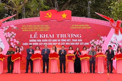 Đại diện lãnh đạo các cơ quan của tỉnh và thành phố Lạng Sơn cắt băng khai trương đường hoa xuân xứ Lạng. 