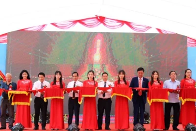 Các đại biểu cắt băng khánh thành Nhà máy Thủy điện Bản Nhùng (Kỳ Cùng 6).