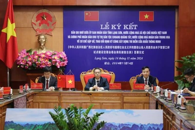 Đại diện lãnh đạo Ủy ban nhân dân tỉnh Lạng Sơn, cùng lãnh đạo các ban, ngành của tỉnh tham dự lễ ký kết bản ghi nhớ xây dựng cửa khẩu thông minh tại điểm cầu ở tỉnh Lạng Sơn. 