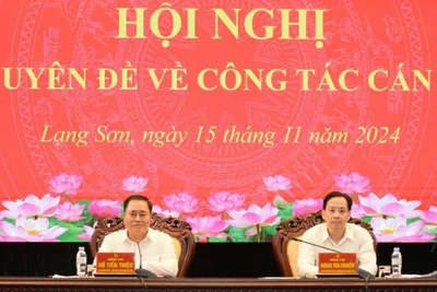 Đồng chí Hoàng Văn Nghiệm, Phó Bí thư Thường trực Tỉnh ủy, Trưởng đoàn đại biểu Quốc hội tỉnh Lạng Sơn cùng đồng chí Hồ Tiến Thiệu, Phó Bí thư Tỉnh ủy, Chủ tịch Ủy ban nhân dân tỉnh chủ trì hội nghị.
