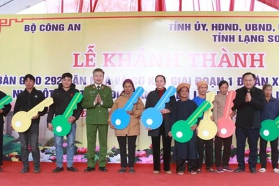 Đại diện lãnh đạo Bộ Công an và tỉnh Lạng Sơn trao tặng nhà cho các hộ nghèo ở huyện Lộc Bình.