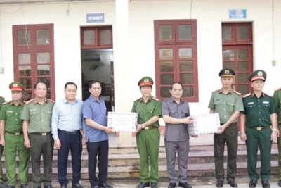 Phó Thủ tướng Chính phủ Bùi Thanh Sơn, thăm hỏi, tặng quà cho các lực lượng tham gia ứng trực ở huyện Văn Lãng, (Lạng Sơn).