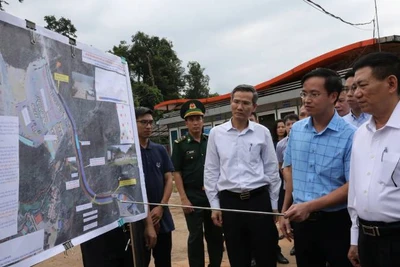 Phó Thủ tướng Hồ Đức Phớc kiểm tra triển khai cửa khẩu thông minh ở Lạng Sơn.