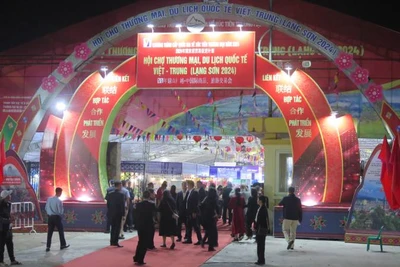 Khách đến tham dự Hội chợ thương mại, du lịch quốc tế Việt-Trung.