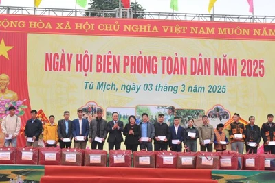 Đại diện lãnh đạo Ủy ban Trung ương Mặt trận Tổ quốc Việt Nam và lãnh đạo tỉnh Lạng Sơn trao quà tặng các hộ gia đình tiêu biểu trong tham gia bảo vệ đường biên, cột mốc.