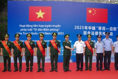 Cán bộ đồn biên phòng cửa khẩu quốc tế Hữu Nghị (Việt Nam) và Trạm kiểm tra biên phòng xuất, nhập cảnh Hữu Nghị Quan (Trung Quốc) cam kết cùng tuyên truyền pháp luật cho người dân qua lại cửa khẩu.